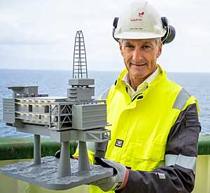 Støre på oljeplattform